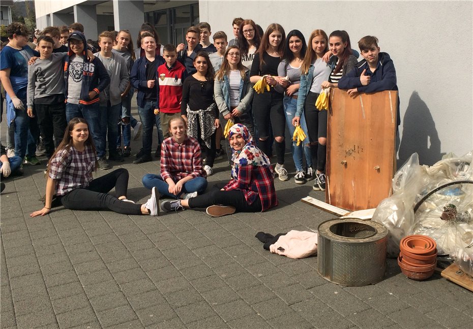Realschüler unterstützten Dreck-Weg-Tag in Ahrweiler