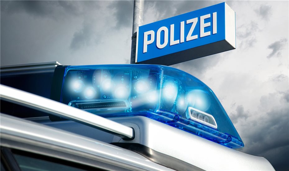Polizei sucht Unfall-Lkw: Mit Kastenaufbau gegen Hauswand geprallt