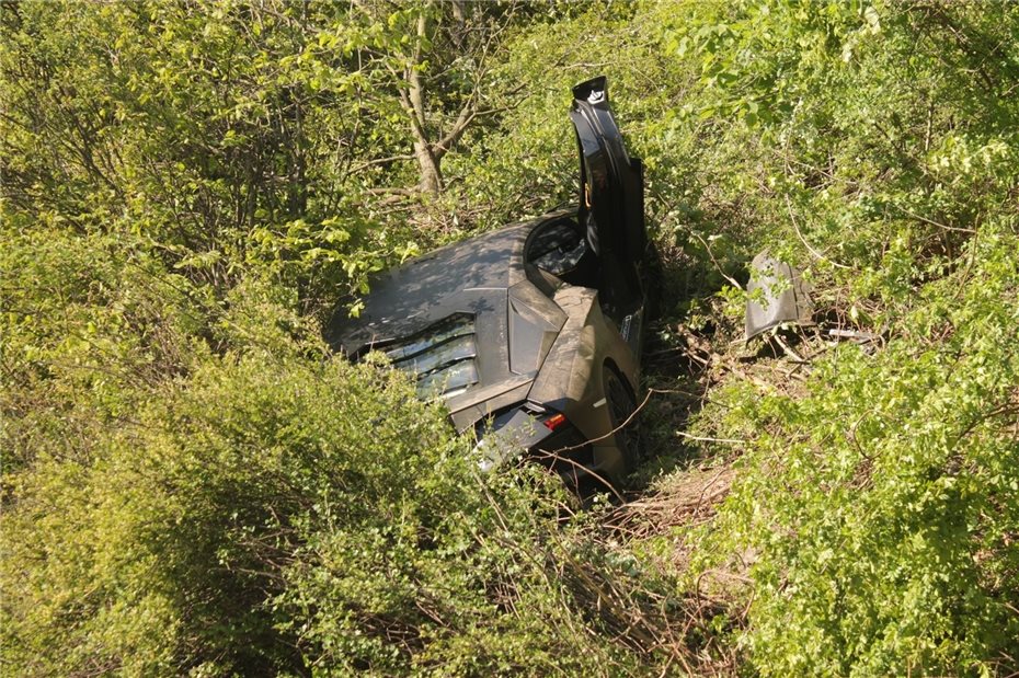 Die Fahrt eines 50-jährigen Fahrer eines Lamborghini Aventador endete in einer Böschung