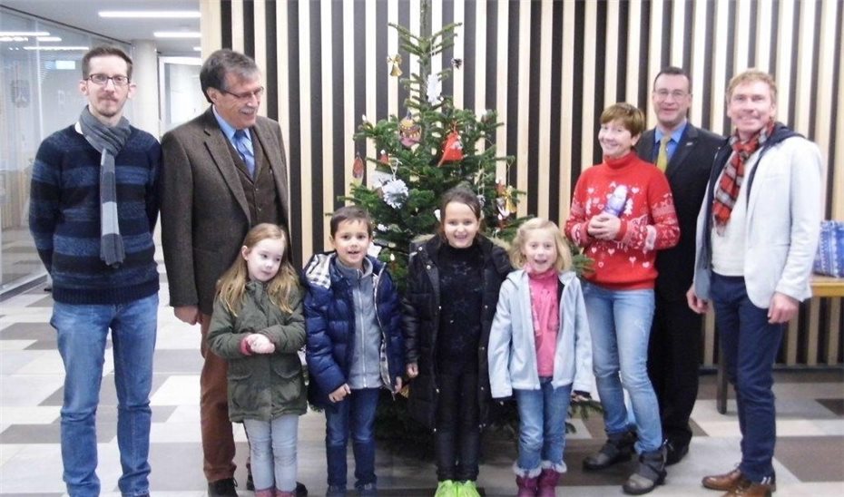Weihnachtsbaum im
Rathaus geschmückt