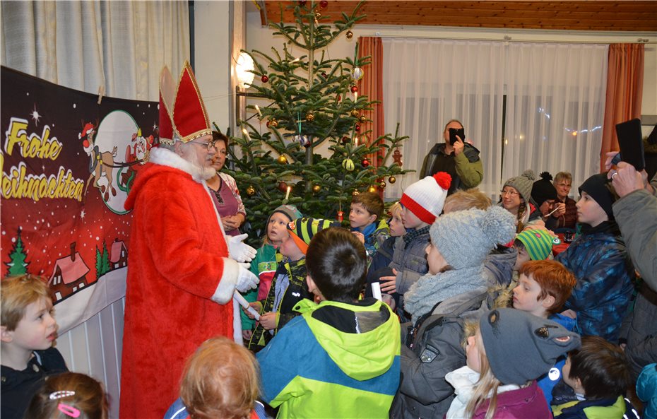 Jung und Alt schmückten den Weihnachtsbaum in Holzweiler