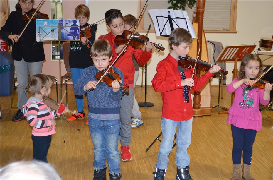Bandorfer Suzuki-Kinder-Geigengruppen begeisterten mit ihrem Liedgut
