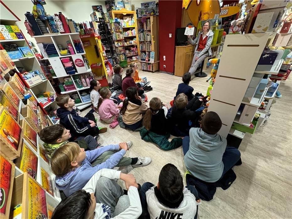 Grundschulkinder der KGS Meckenheim
erkunden die Welt der Bücher am Welttag des Buches