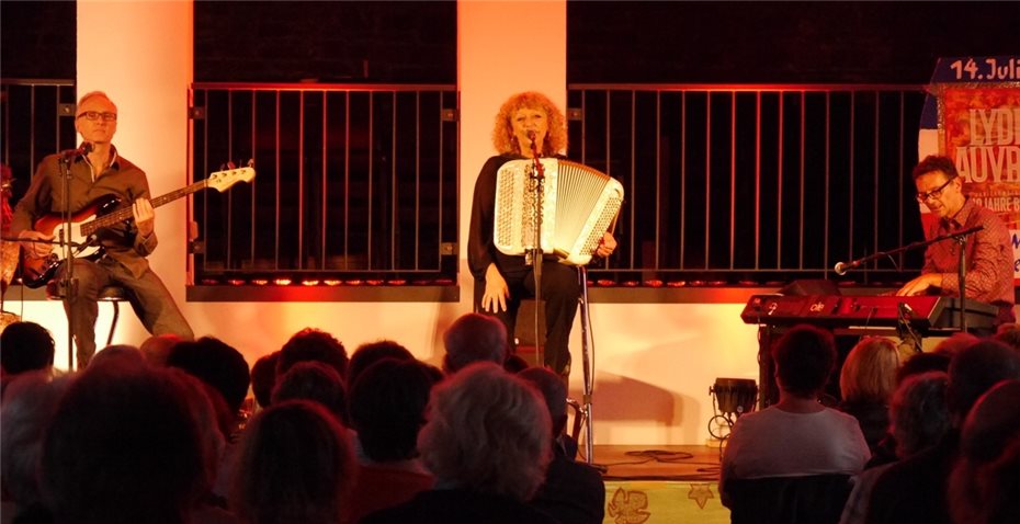 „Grande Dame des Akkordeons“
feiert 40 Jahre auf der Bühne