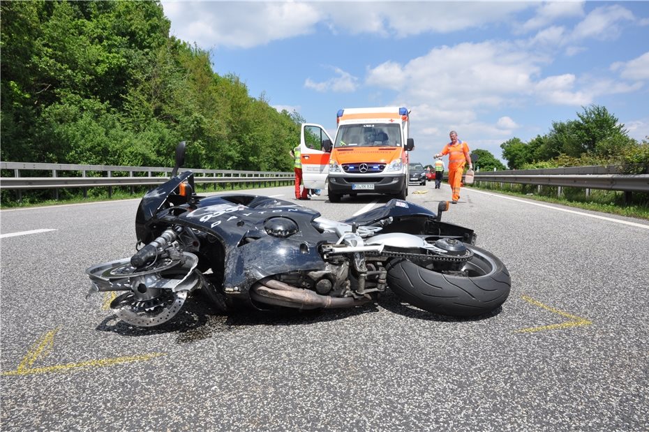Autofahrer übersieht Motorradfahrer: Biker gestürzt und verletzt