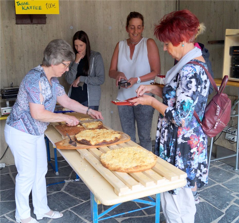 Bürger und Gäste feierten bei
frischem Brot und Streuselkuchen
