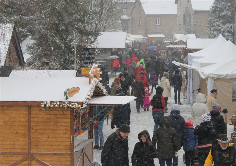 Idyllischer Weihnachtsmarkt
im Schneegestöber