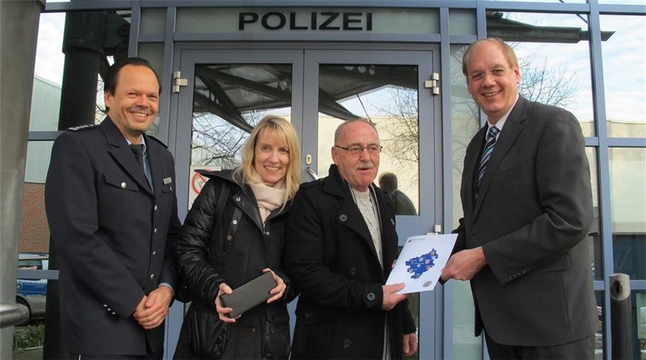Ladendieb gestellt -
Polizei ehrt Klaus Geesdorf
