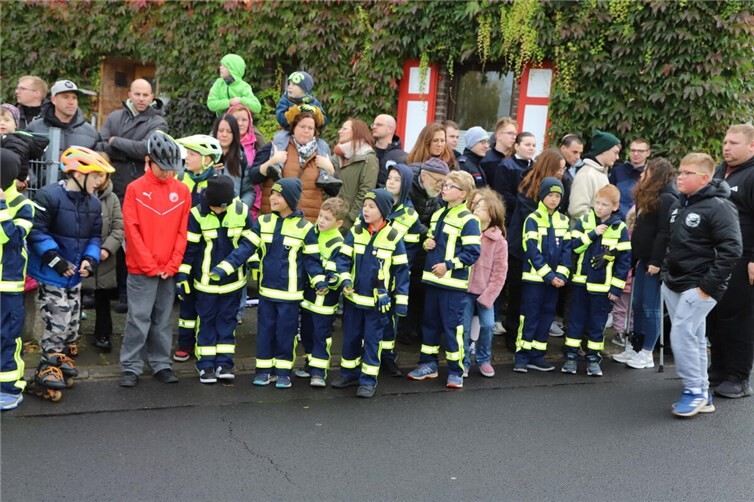 Traditionelle Abschlussübung und Löschnacht Auch der Nachwuchs der Feuerwehr war vertreten. Fotos: WAMFO.DE