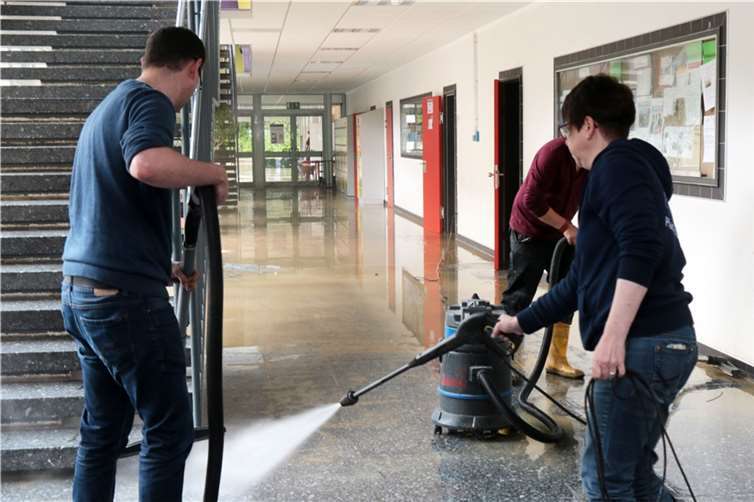 Schule durch Hochwasser verwüstet Schule durch Hochwasser verwüstet
