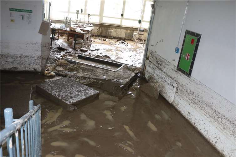 Schule durch Hochwasser verwüstet Schule durch Hochwasser verwüstet