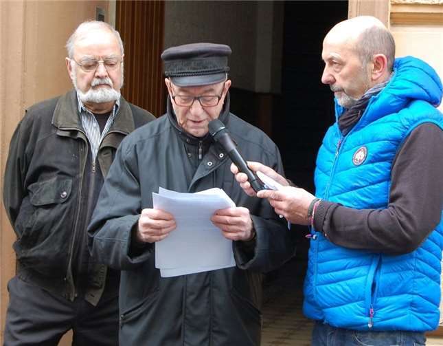 Gedenktafel wurde feierlich enthüllt Die Protagonisten der Gedenkveranstaltung für die jüdische Familie Feit. (v.l.) Ivo Subiel, Rudi Mennen, Helmut Rosenbaum. FA
