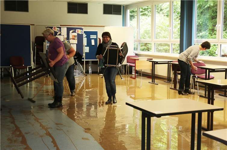 Schule durch Hochwasser verwüstet Fotos: SES