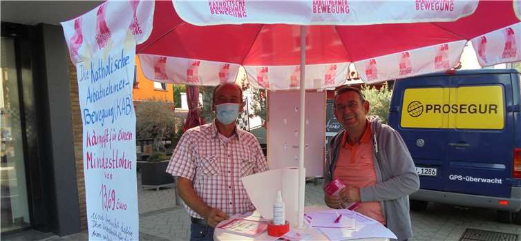 13,69 Euro Mindestlohn gefordert Mit einem Infostand hat der Ortsverband der Katholischen Arbeitnehmer-Bewegung Reifferscheid-Rodder auf ihre Forderung hinsichtlich des Mindestlohns sowie die gestartete Unterschriftenaktion aufmerksam gemacht.Foto: privat