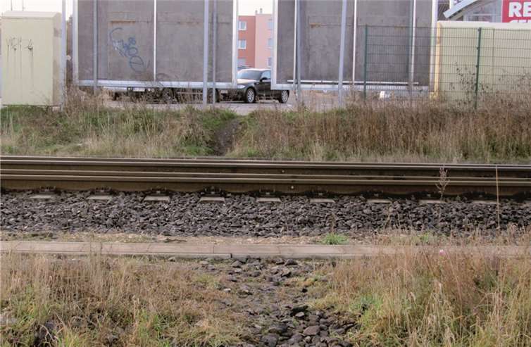 Schnelles Handeln von Stadt und Bahn gefordert Trampelpfad über die Gleise stellt eine große Gefahr dar. Privat