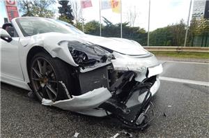 Schwerer Verkehrsunfall im Bereich Döttinger Höhe mit zwei verletzten Personen