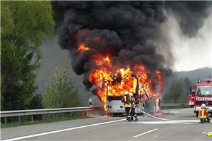 Bus in Flammen: Rollstuhlfahrer vor Feuer in Sicherheit gebracht