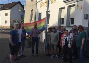 Regenbogenflagge am
Tag gegen Homophobie gehisst