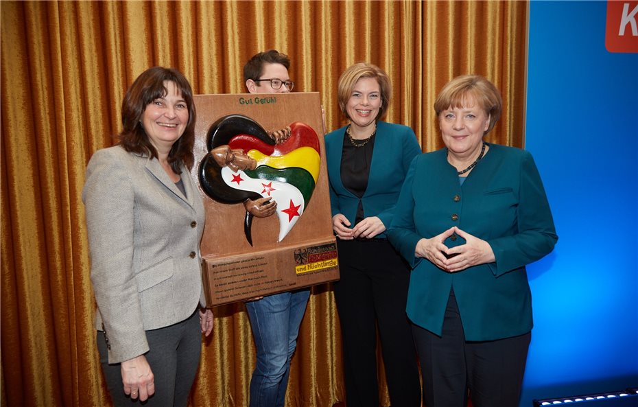 Angela Merkel erhält Präsent von Flüchtlingen aus Naunheim