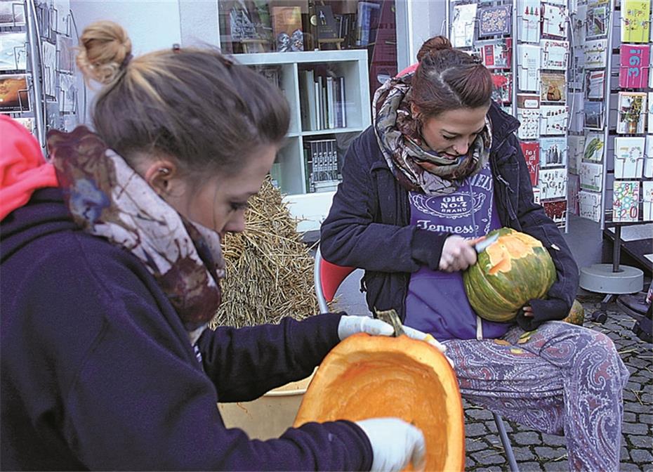  - Auf-dem-Kirchplatz-konnte-man-den-Schwestern-Sarah-und-32876