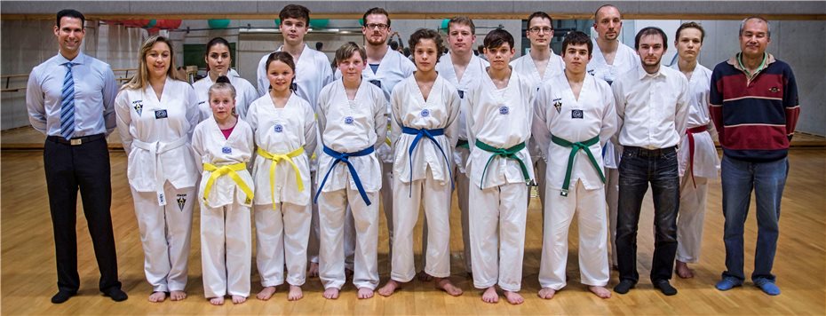 Taekwondoschüler bestehen Gurtprüfung