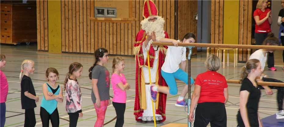 Nikolaus erfreute über
130 Kinder mit seinen Geschenken