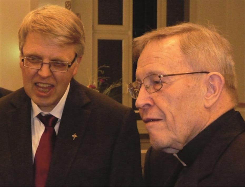 Professor Dr. Paul Rheinbay SAC, Rektor der PTHV, im Gespräch mit Kardinal ...