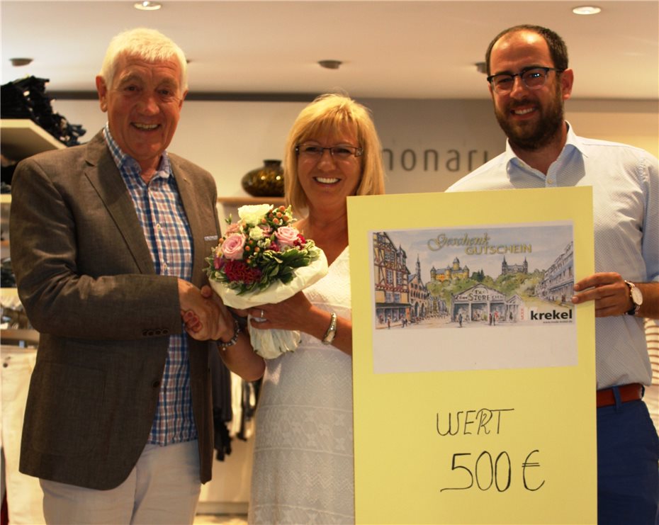 Glückliche Gewinnerin freut sich über 500 Euro Einkaufsgutschein