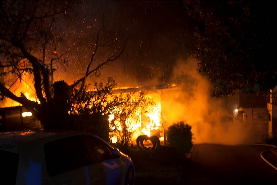 Heftiger Garagenbrand fordert Feuerwehrleute