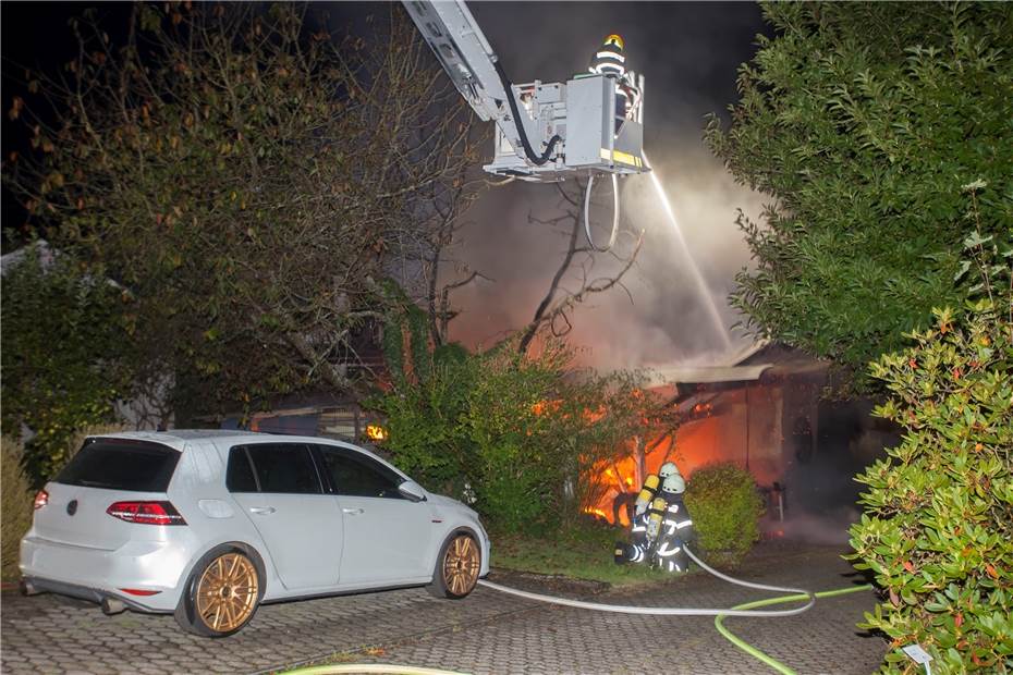 Heftiger Garagenbrand fordert Feuerwehrleute