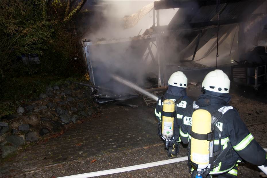 Heftiger Garagenbrand fordert Feuerwehrleute