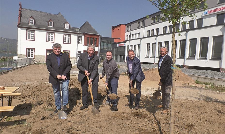 Terrasse Am Rhein Optimaler Standplatz Fur Baum Des Jahres 15