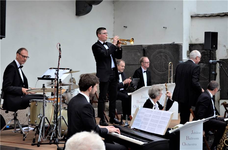 „Jubilee Ballroom Orchestra“ brilliert
im Andernacher Stadtmuseum