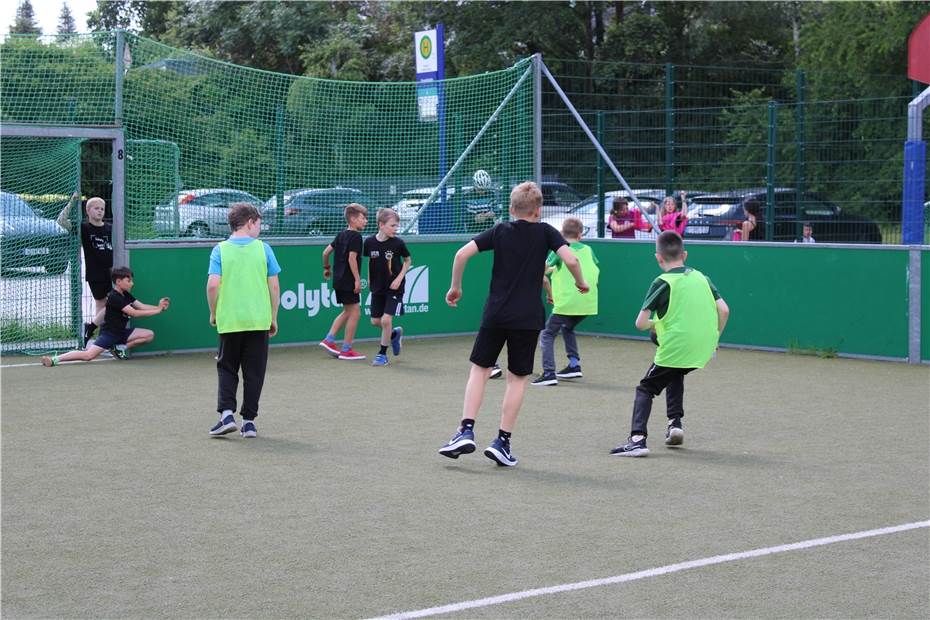 Junge Fußballer fair am Ball