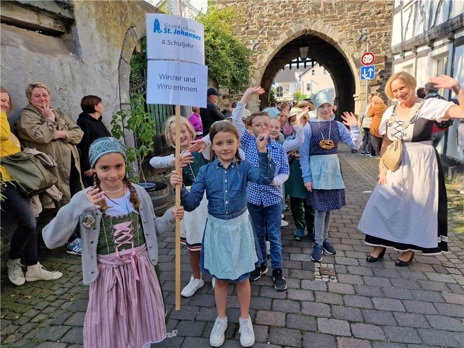 Beste Festumzugslaune bei Traumwetter