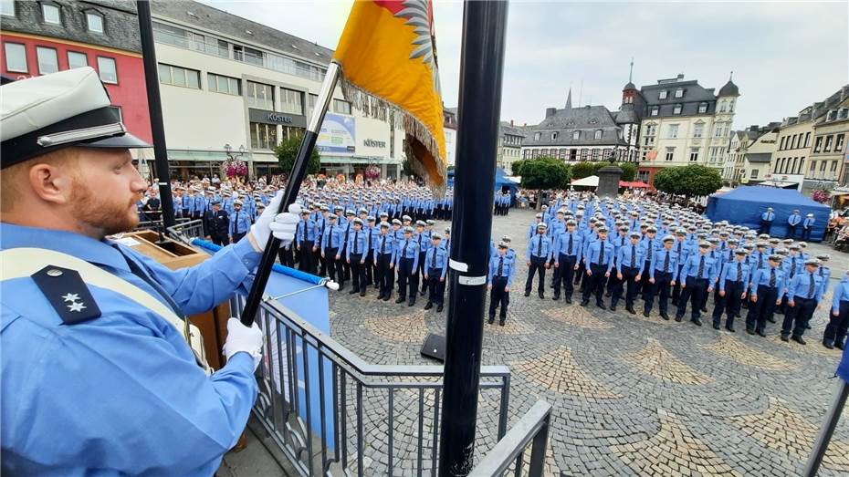 464 angehende Polizeikommissare
legen ihren Eid ab