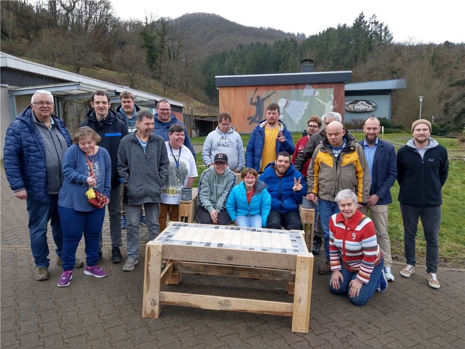 Neue Palettenmöbeln übergeben