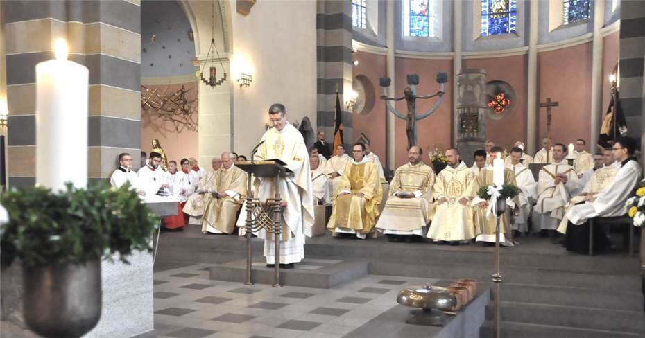 Viele Gläubige
freuten sich mit dem jungen Priester