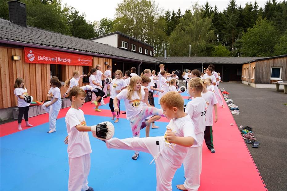 Sport und Spaß beim Karate-Sommerferien-Camp in der Eifel