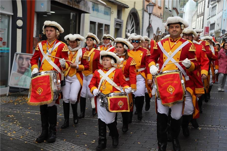 Närrinnen und Narren erstürmten das Historische Rathaus