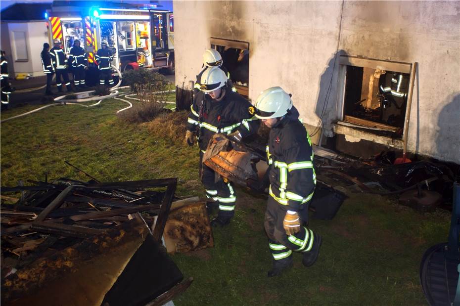 Frau von Anbau des Hauses gerettet