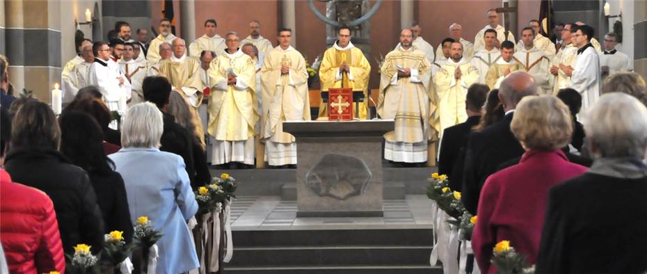 Viele Gläubige
freuten sich mit dem jungen Priester