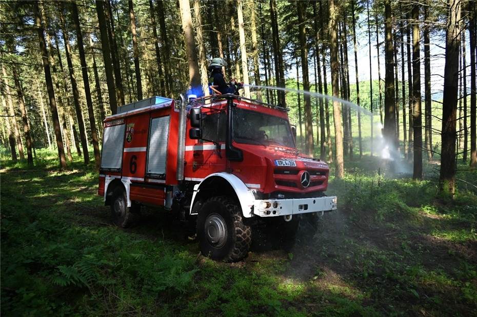 Neues Tanklöschfahrzeug bewährt sich bei Waldbrandübung