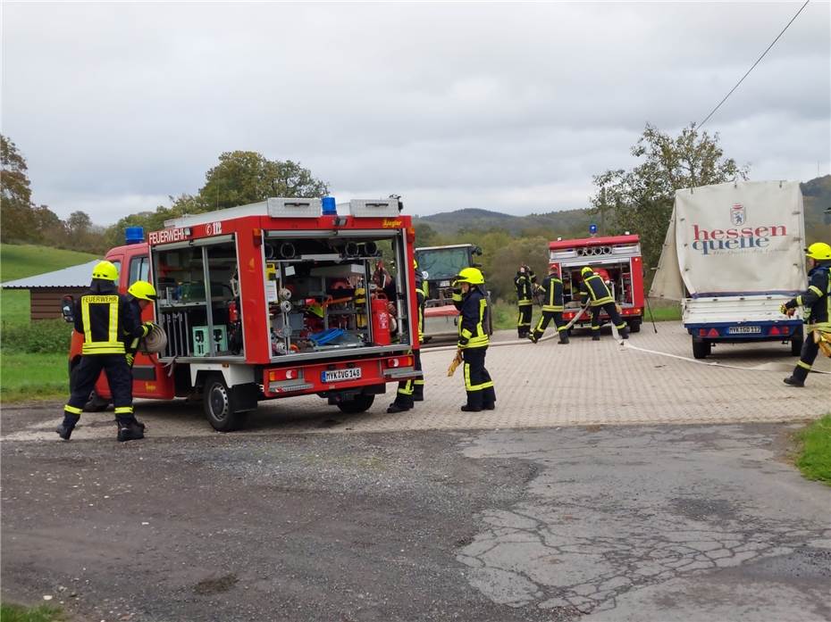 Zusammenarbeit in Flammen: Feuerwehrübung zeigt Stärke im Team