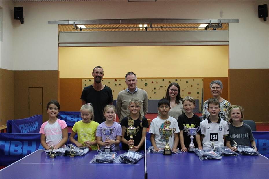 Kids spielen um den Tischtennis-Meister Titel