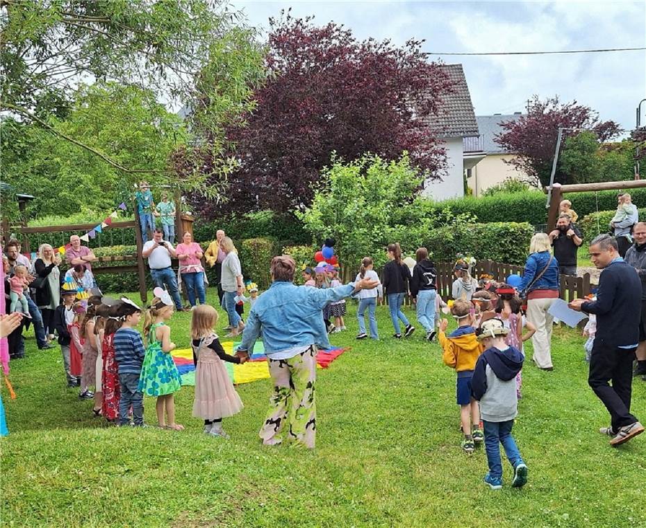 Kinder und Besucher
genießen perfektes Wetter