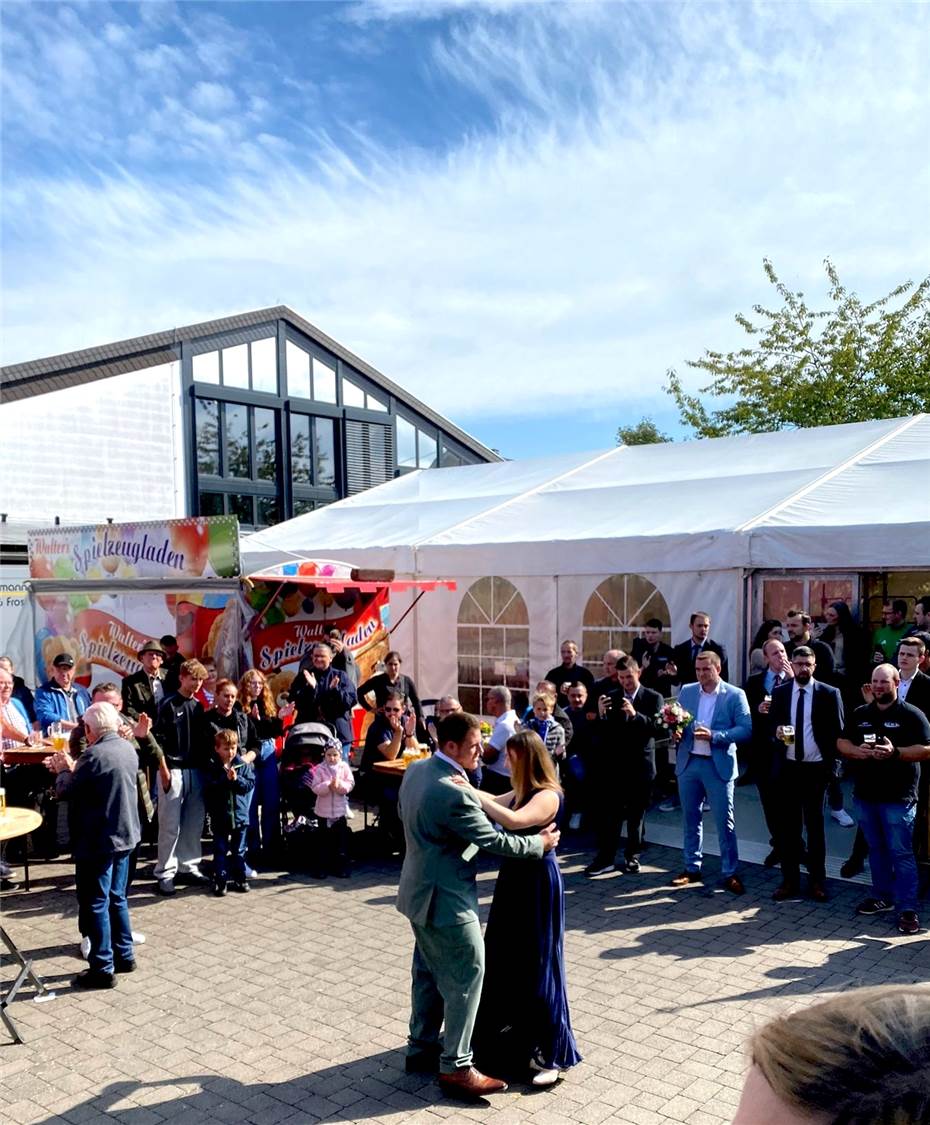 Stimmung und gute Laune mit Musik und Tanz im Festzelt