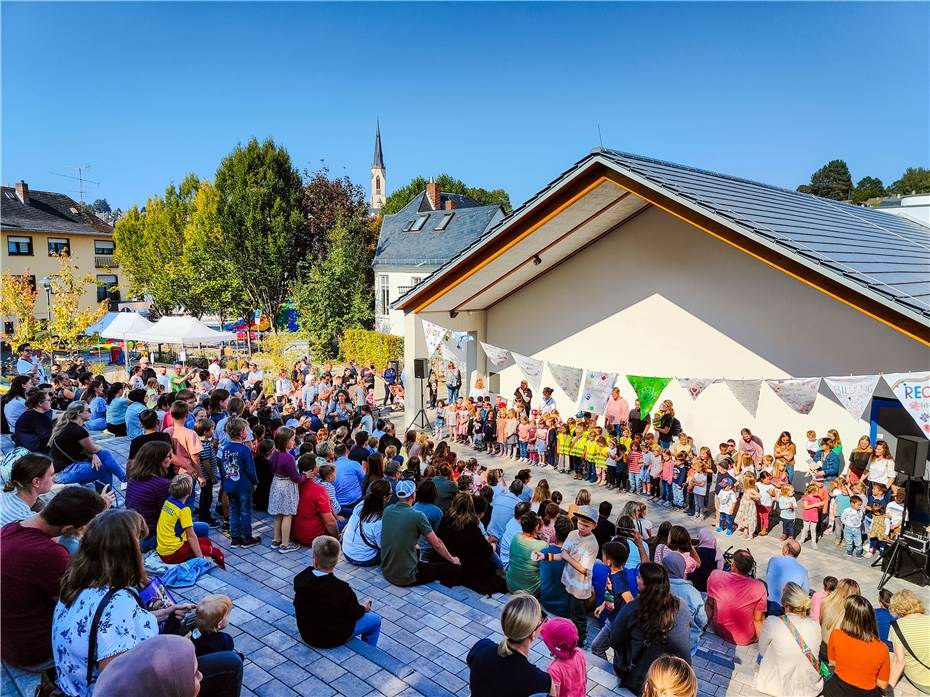 Strahlender Sonnenschein und strahlende Kinder