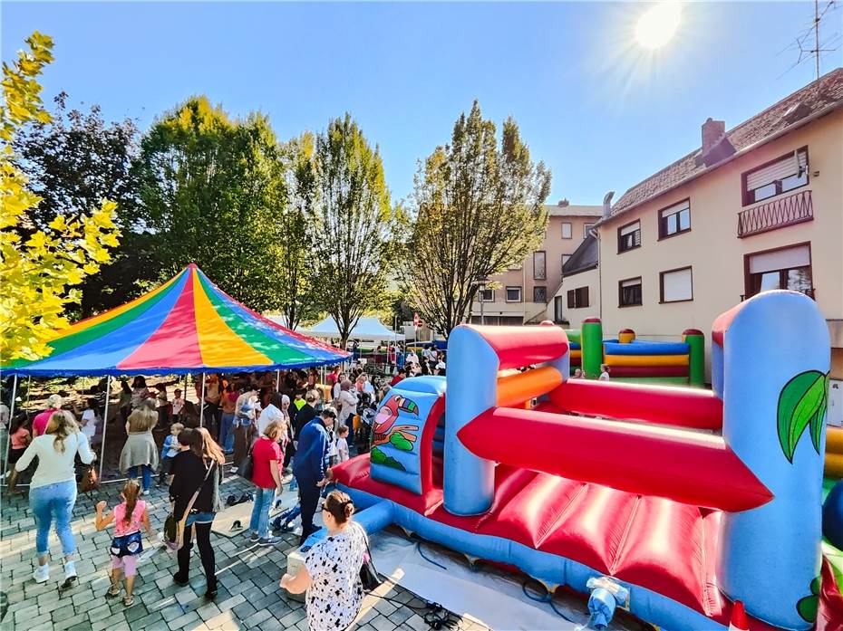 Strahlender Sonnenschein und strahlende Kinder