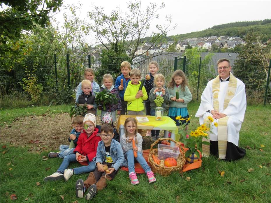 Kinder und Erzieher
feiern Dank für die Ernte